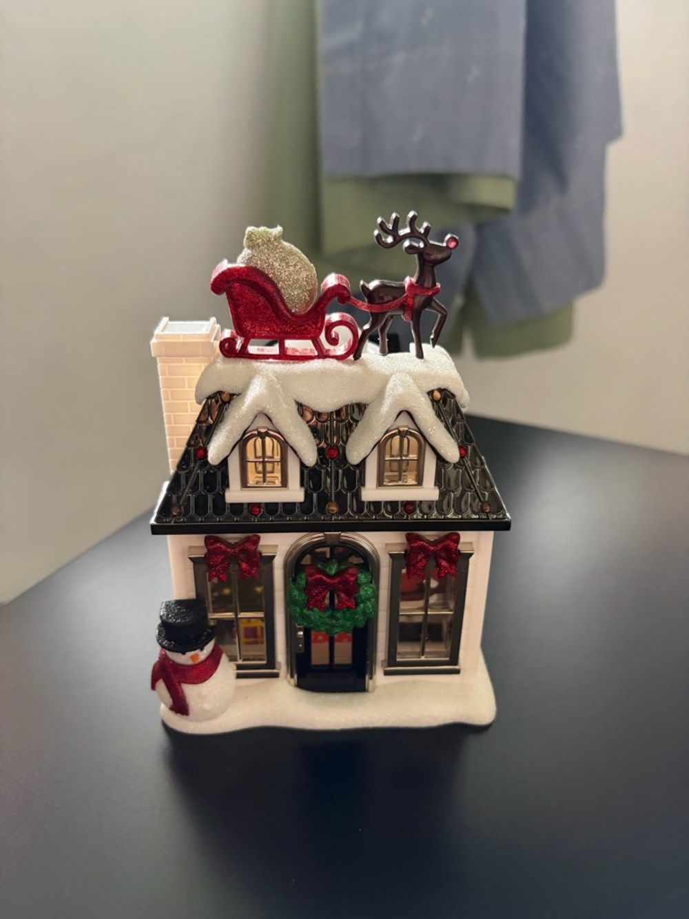 Bath & Body Works Festive House with Red Sleigh & Green Wreath Wallflower Plug